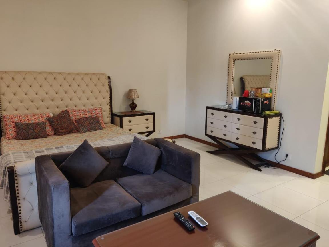 Zaib Guest House E-11 Исламабад Экстерьер фото