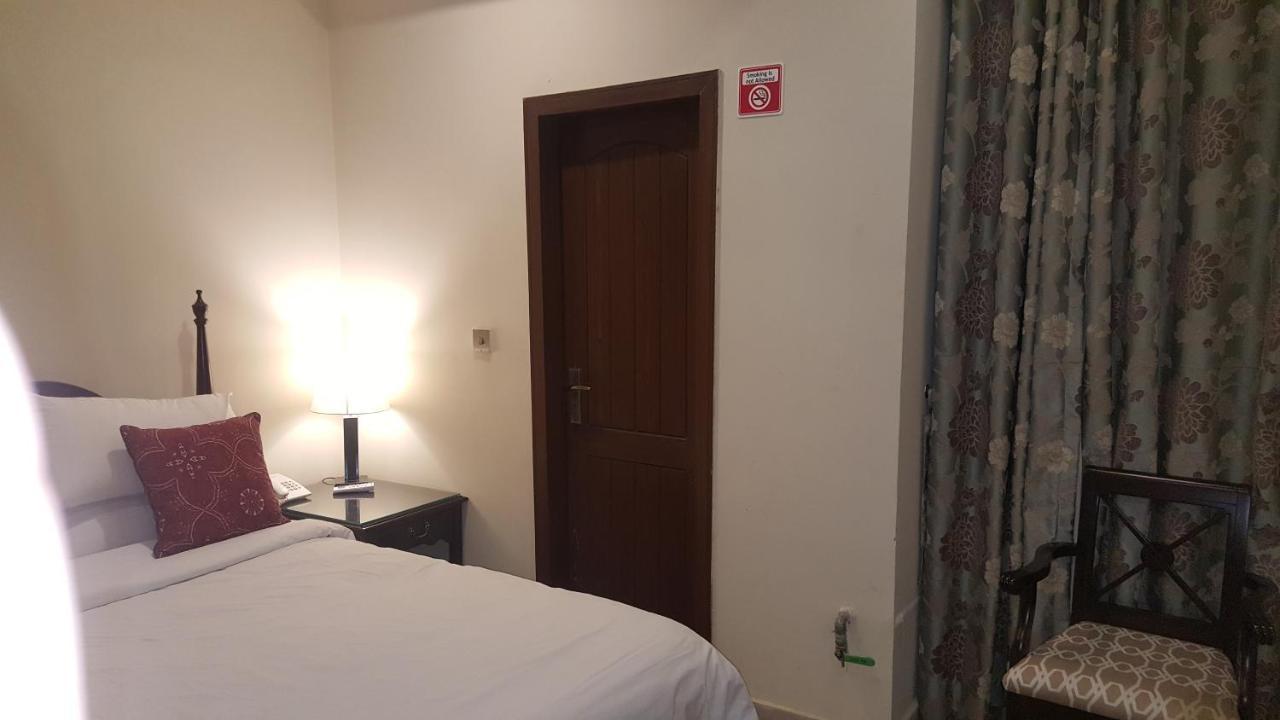 Zaib Guest House E-11 Исламабад Экстерьер фото